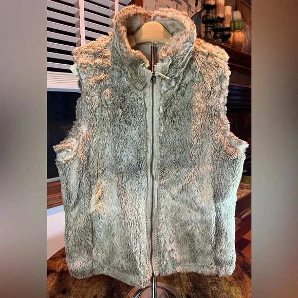 Old Navy | ladies reversible, faux fur/utility style vest. Size: M - Picture 8 of 16